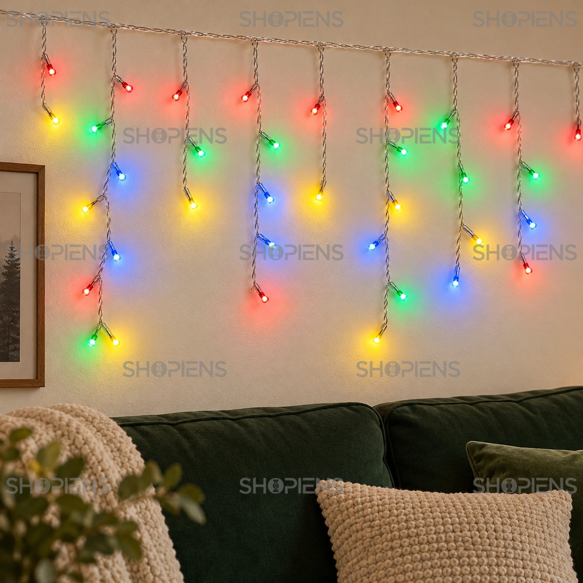 Perdea cu 480 LED-uri multicolore și cablu transparent, deasupra unei canapele verzi | Shopiens®