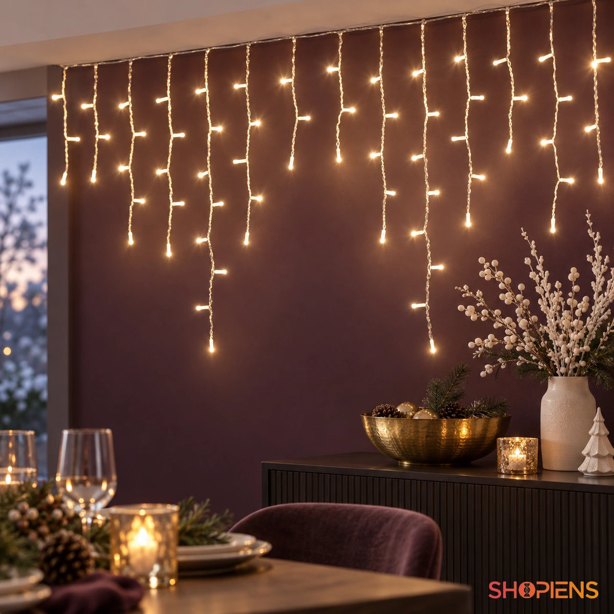 Țurțuri cu 480 LED-uri alb cald și cablu transparent, într-o sufragerie cu perete prună | Shopiens®