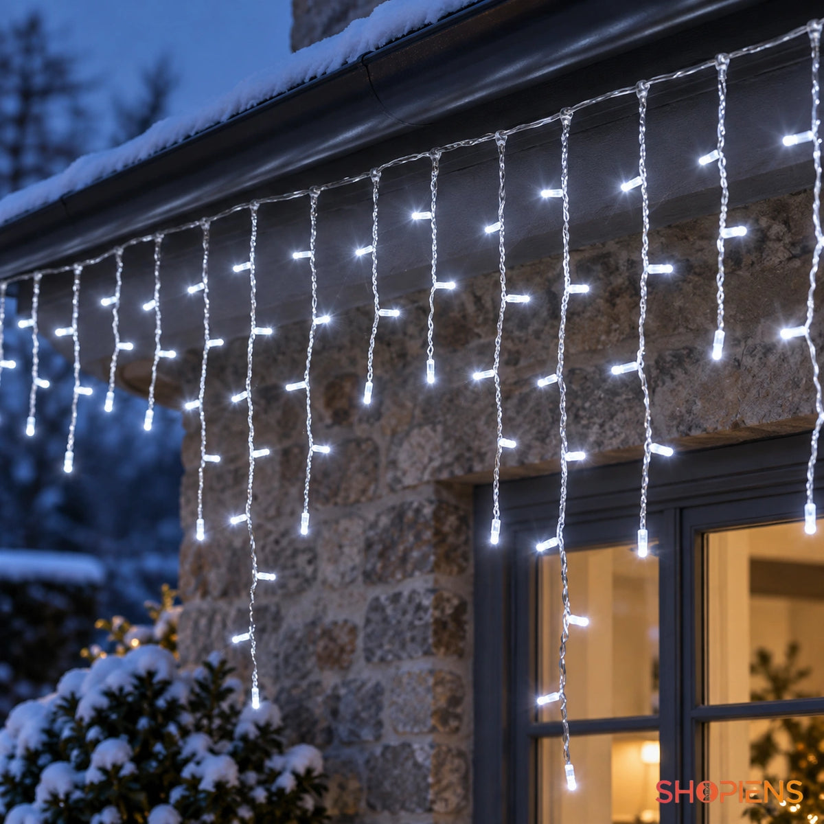Perdea cu 500 LED-uri alb rece și cablu transparent, sub streașina unei case din piatră | Shopiens®