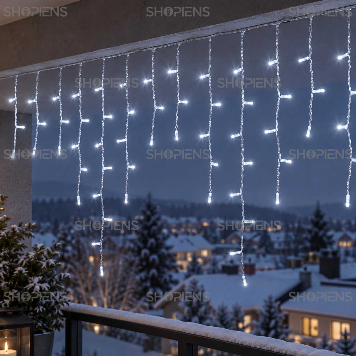 Perdea cu 500 LED-uri alb rece și cablu transparent, pe un balcon de iarnă | Shopiens®
