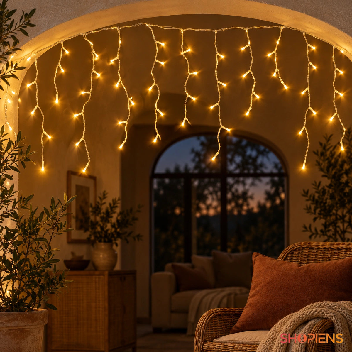 Perdea cu 500 LED-uri alb extra cald și cablu transparent, într-o deschidere arcuită din living | Shopiens®