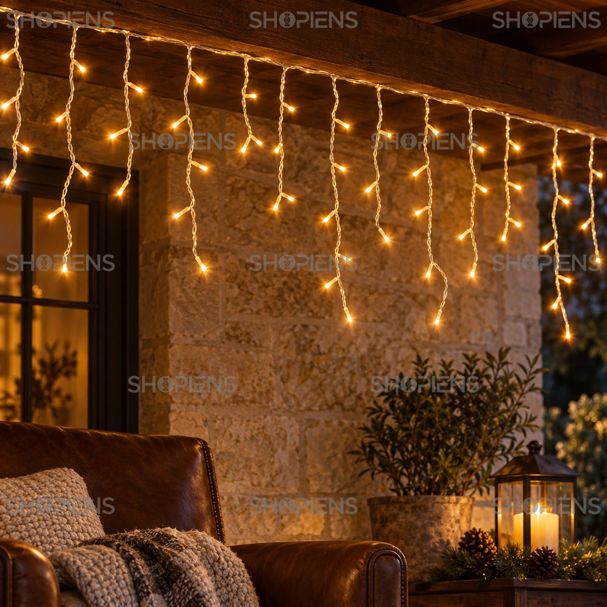 Perdea cu 500 LED-uri alb extra cald și cablu transparent, pe o verandă cu perete din piatră | Shopiens®