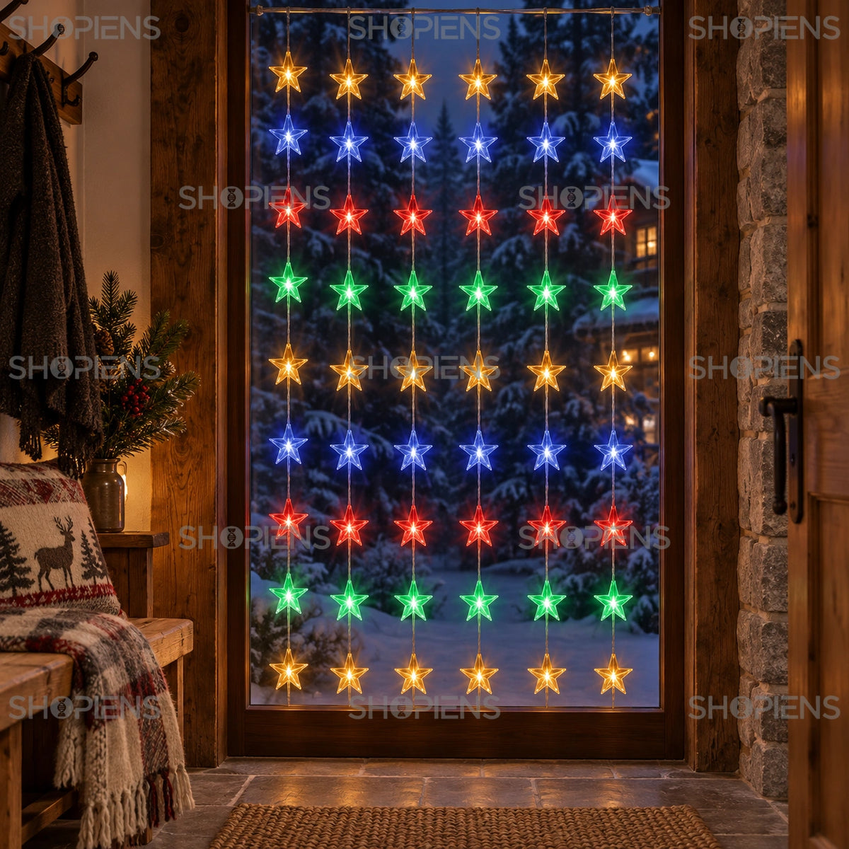 Perdea cu stele LED multicolore la fereastra unui hol rustic de cabană | Shopiens®