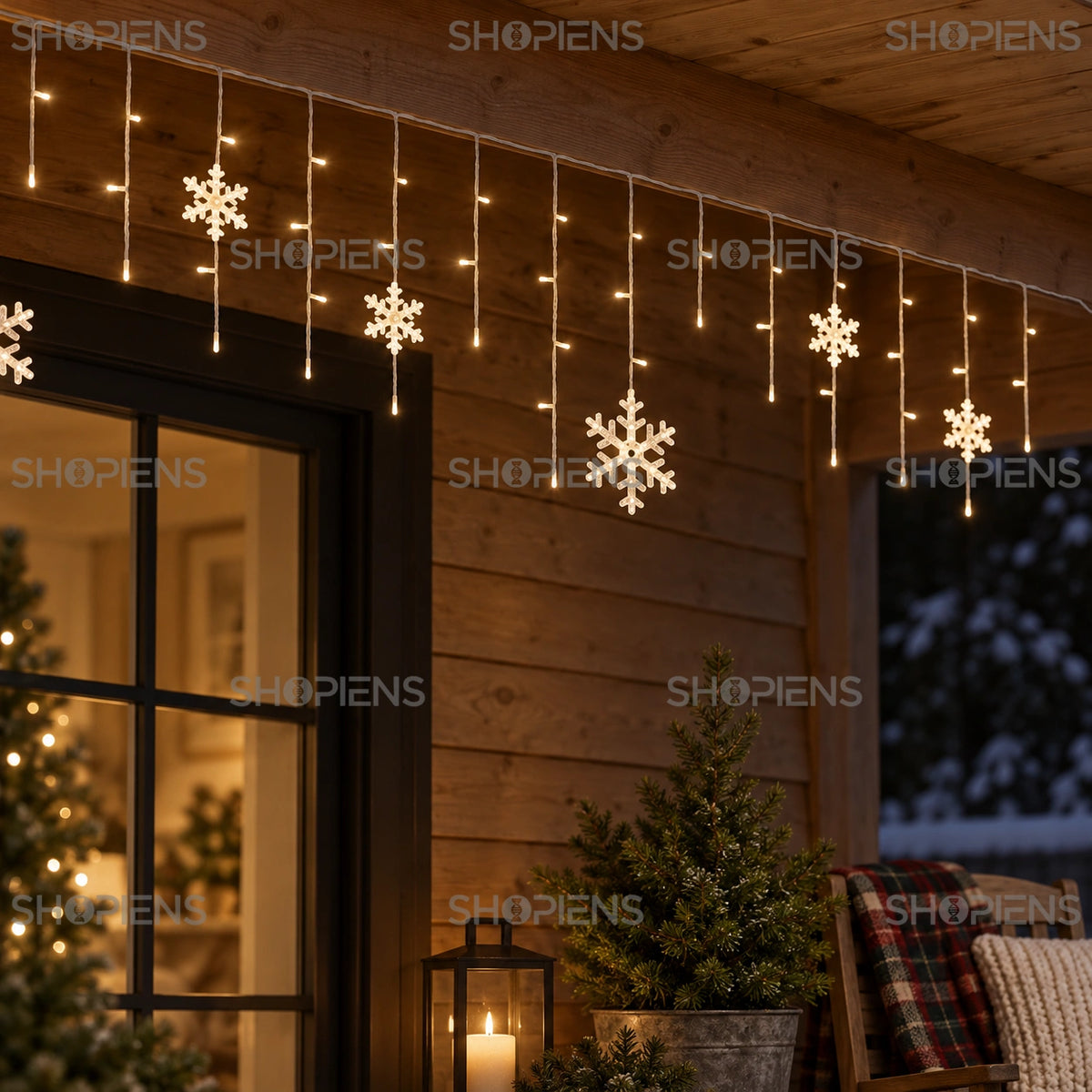 Fulgi luminoși cu 156 LED-uri alb cald și programe, 3 m, detaliu pe o verandă din lemn | Shopiens®