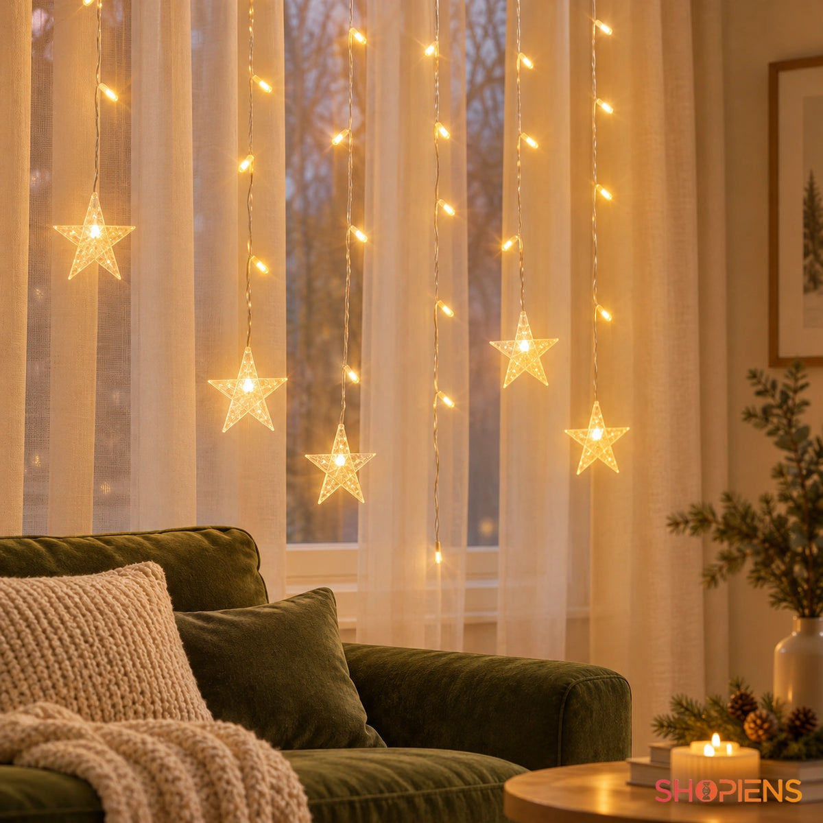 Perdea de stele cu 252 LED-uri alb cald și flash, 4 m, detaliu într-un living crem | Shopiens®