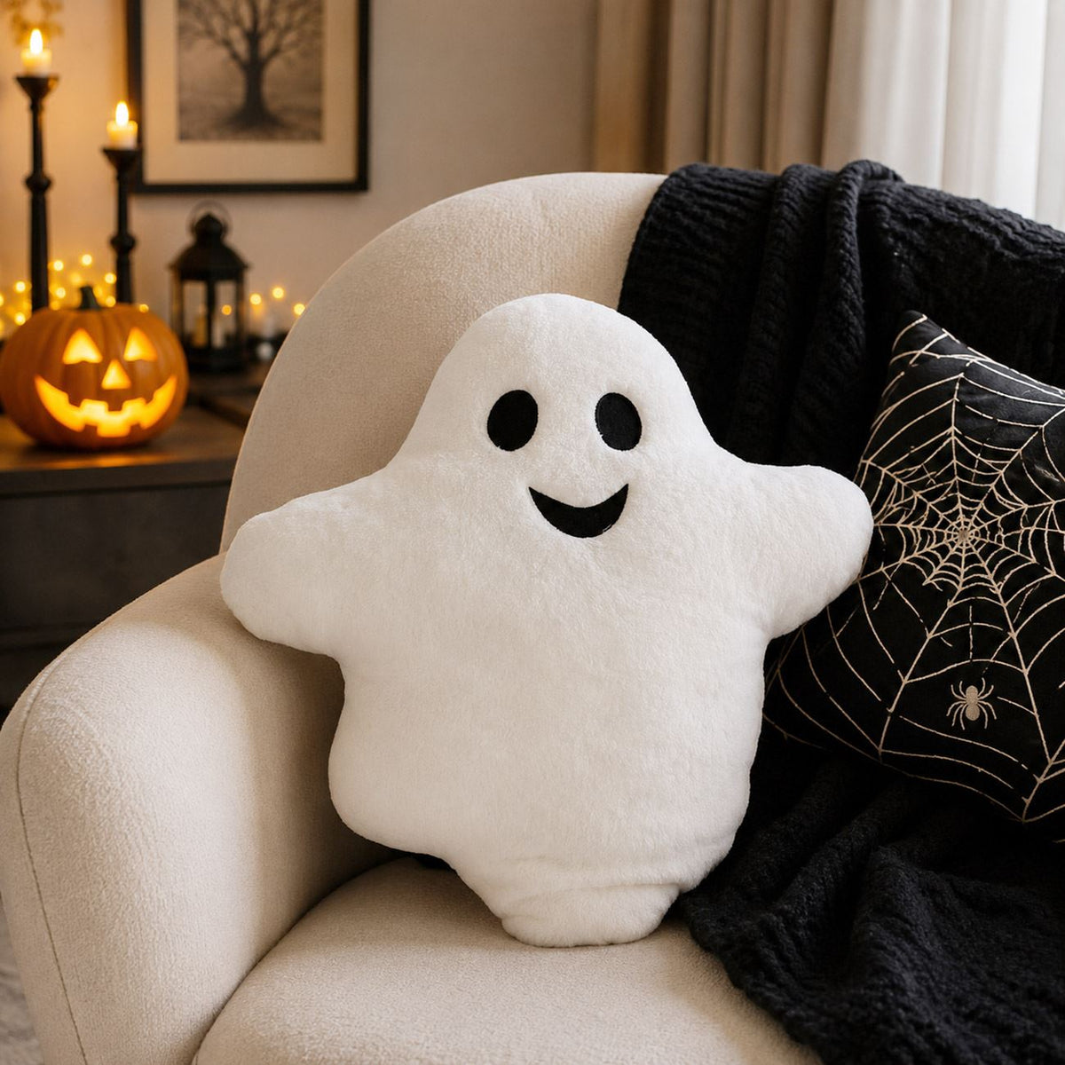 Perna alba in forma de fantoma asezata pe fotoliu intr-un decor de Halloween - Shopiens