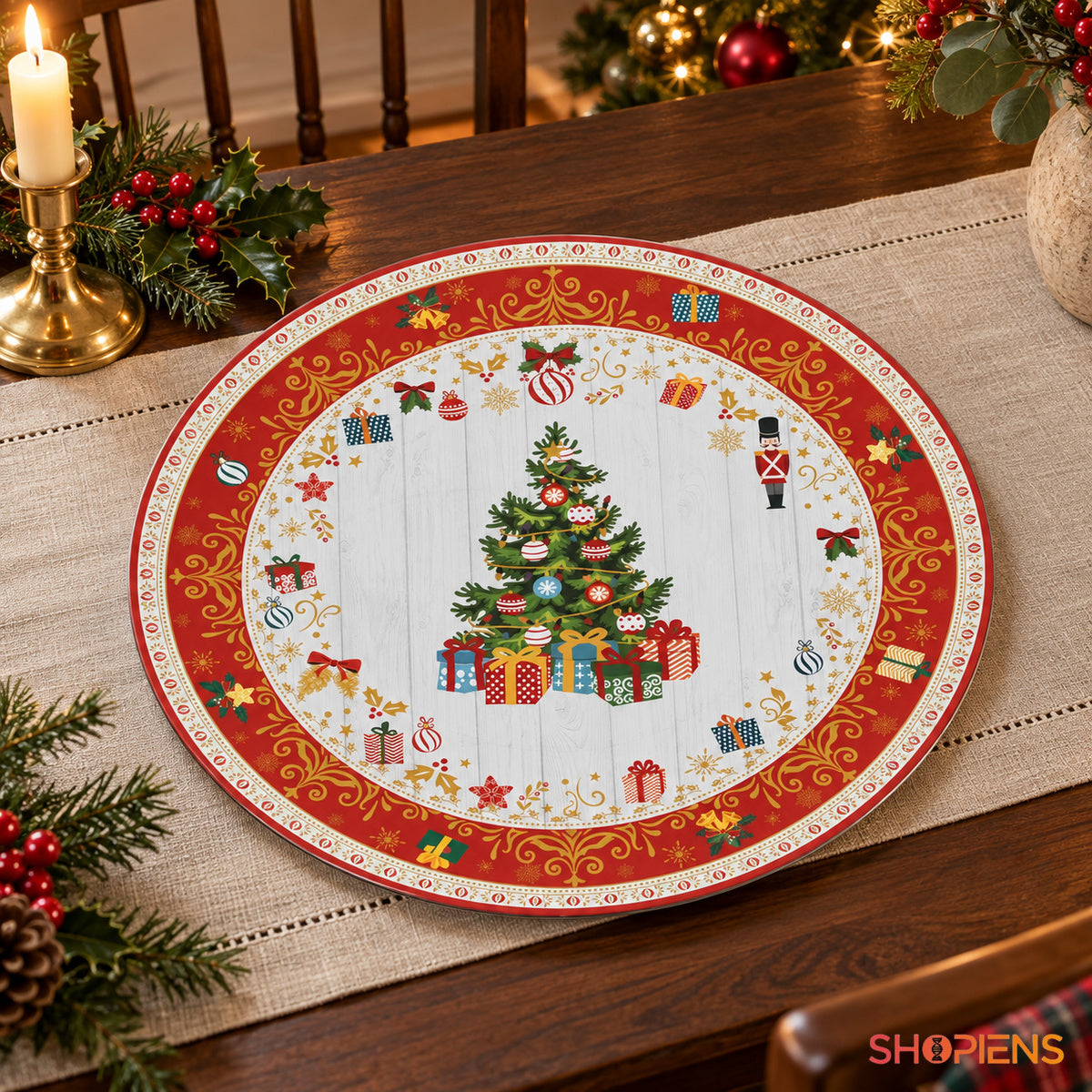 Platou rotund din plastic cu brad și cadouri, Ø40 cm, pe masa festivă, decor neinclus | Shopiens®