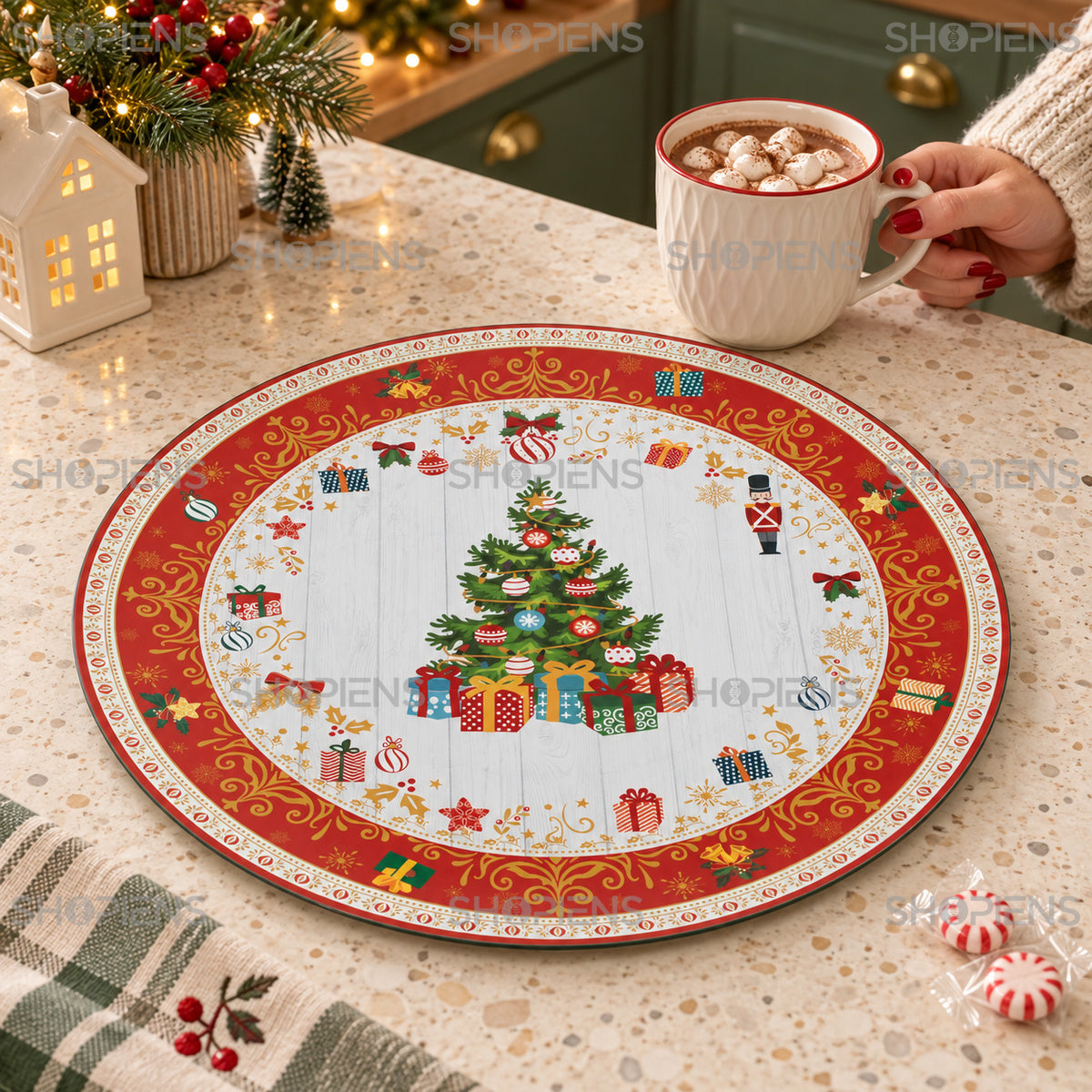 Platou rotund din plastic cu brad și cadouri, Ø40 cm, în decor de bucătărie, decor neinclus | Shopiens®