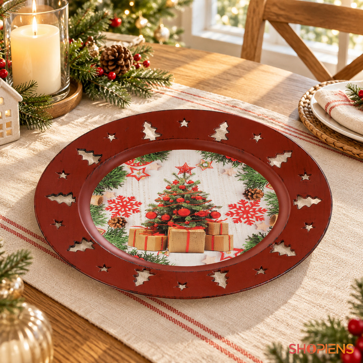 Platou decorativ din plastic cu brad și margine decupată, Ø33 cm, pe masa festivă, decor neinclus | Shopiens®