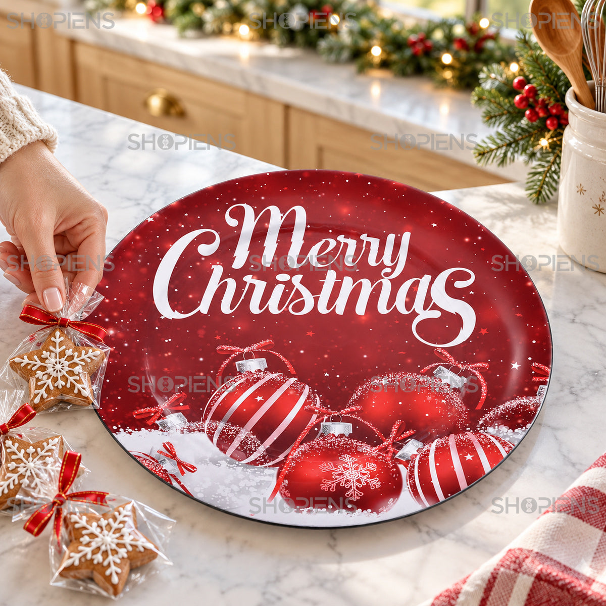 Platou decorativ roșu din plastic cu globuri și mesaj festiv, Ø33 cm, în decor de bucătărie, decor neinclus | Shopiens®