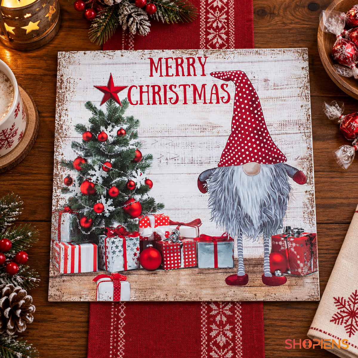 Platou decorativ din plastic cu gnom și brad, 30 × 30 cm, pe masa festivă, decor neinclus | Shopiens®