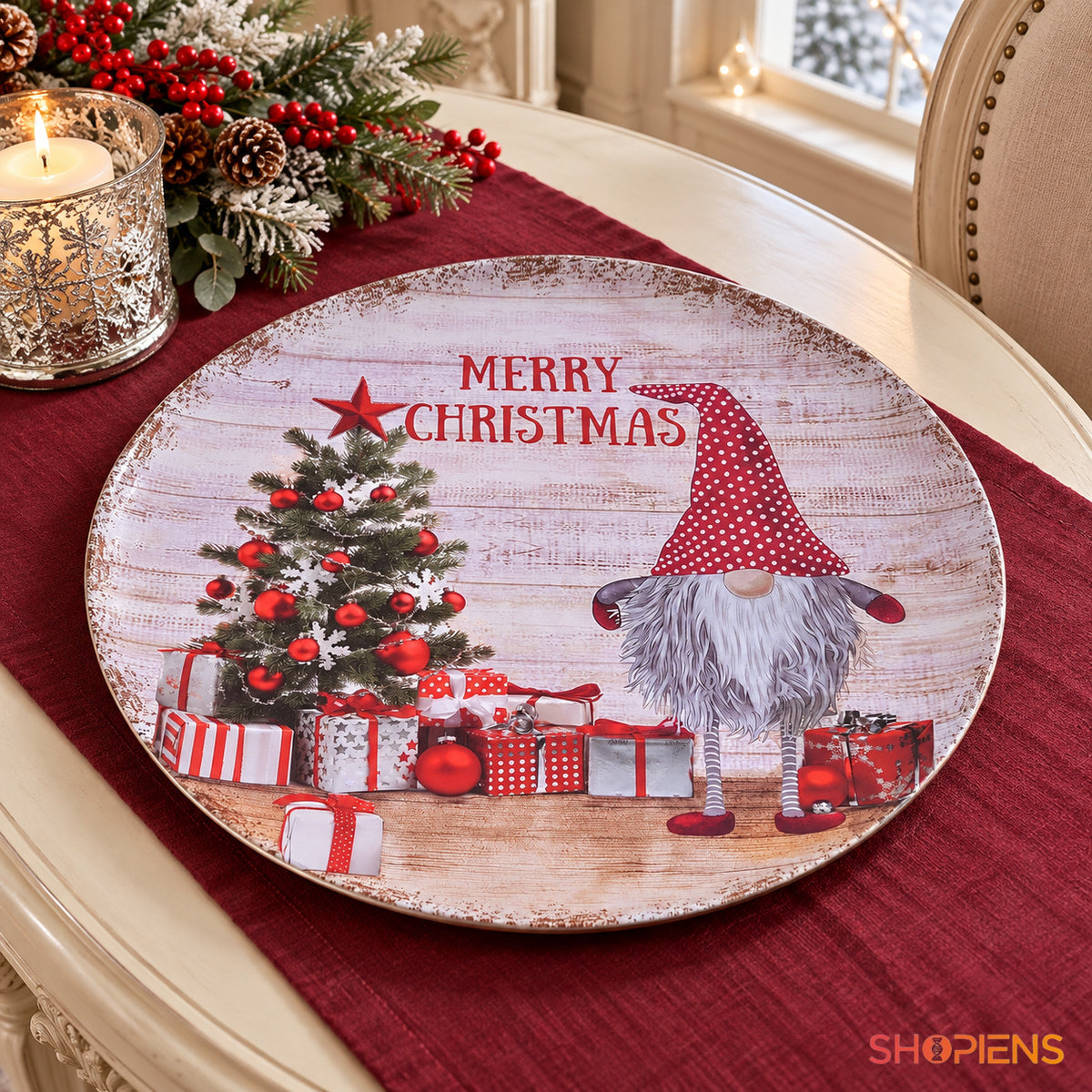 Platou decorativ din plastic cu gnom și brad, Ø40 cm, pe masa festivă, decor neinclus | Shopiens®
