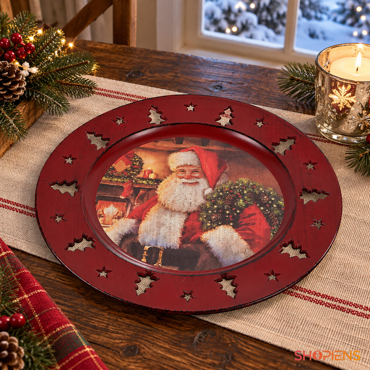 Platou rotund din plastic cu Moș Crăciun și brazi decupați, Ø33 cm, pe masa festivă, decor neinclus | Shopiens®