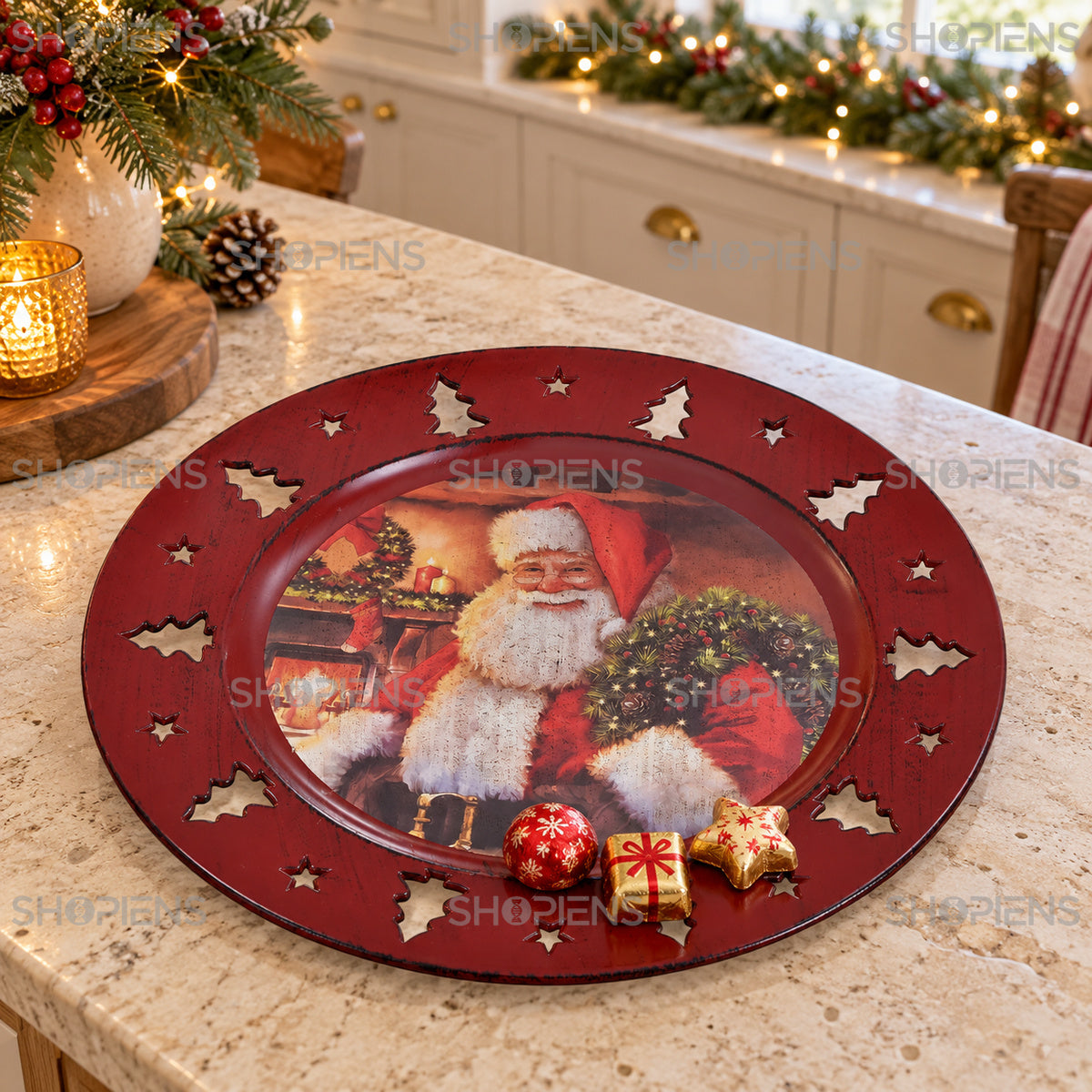 Platou rotund din plastic cu Moș Crăciun și brazi decupați, Ø33 cm, în decor de bucătărie, decor neinclus | Shopiens®