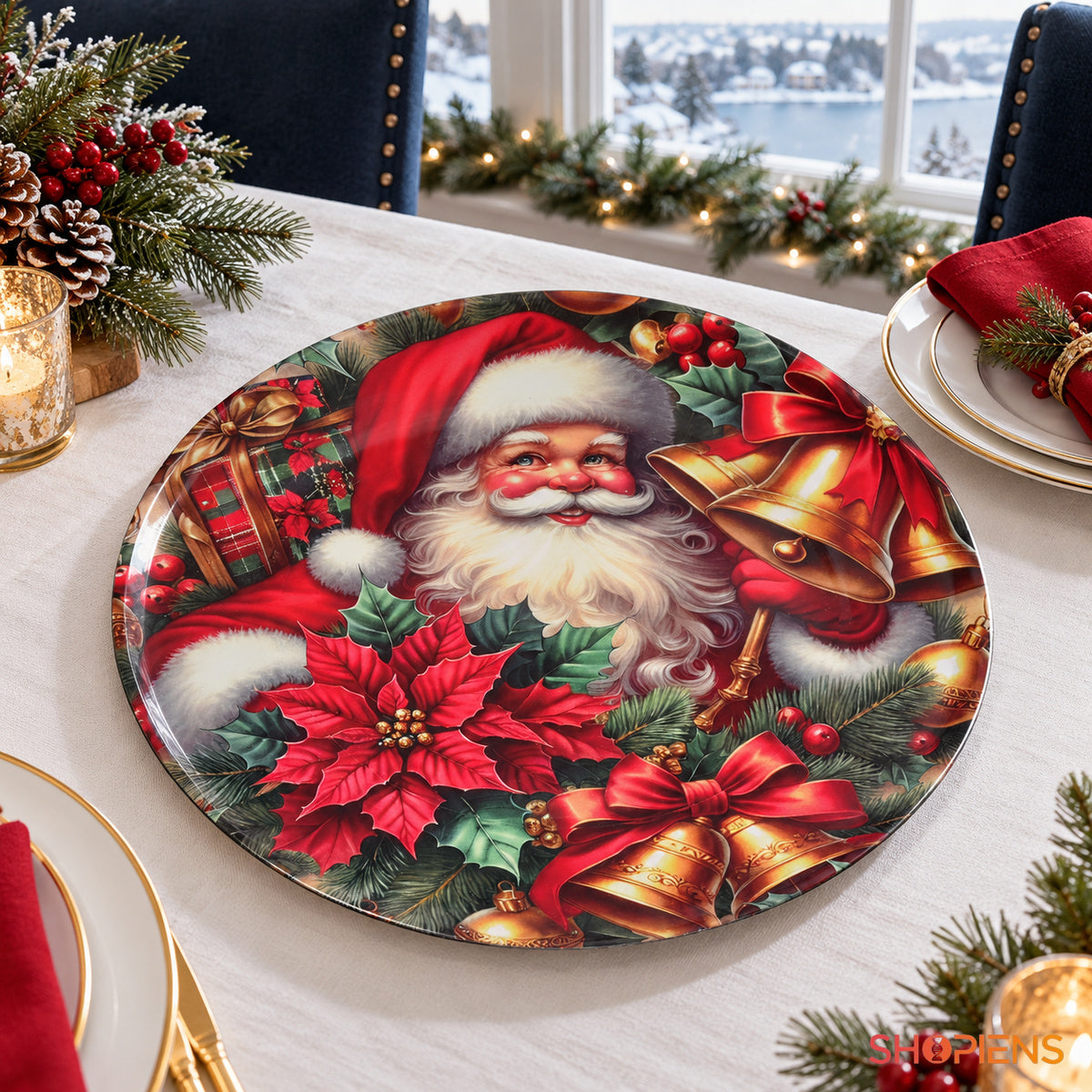 Platou decorativ din plastic cu Moș Crăciun și clopote, Ø33 cm, pe masa festivă, decor neinclus | Shopiens®