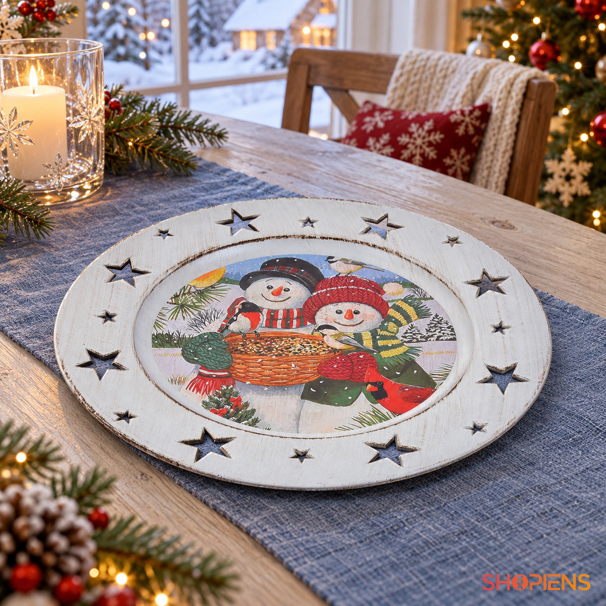 Platou alb din plastic cu oameni de zăpadă și stele decupate, Ø33 cm, pe masa festivă, decor neinclus | Shopiens®