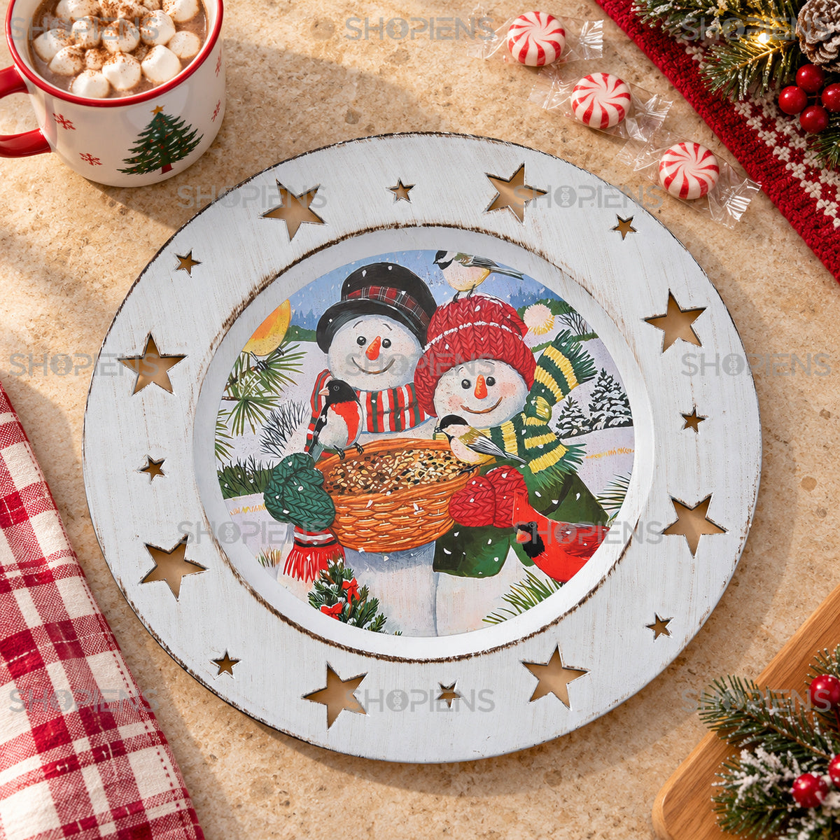 Platou alb din plastic cu oameni de zăpadă și stele decupate, Ø33 cm, în decor de bucătărie, decor neinclus | Shopiens®