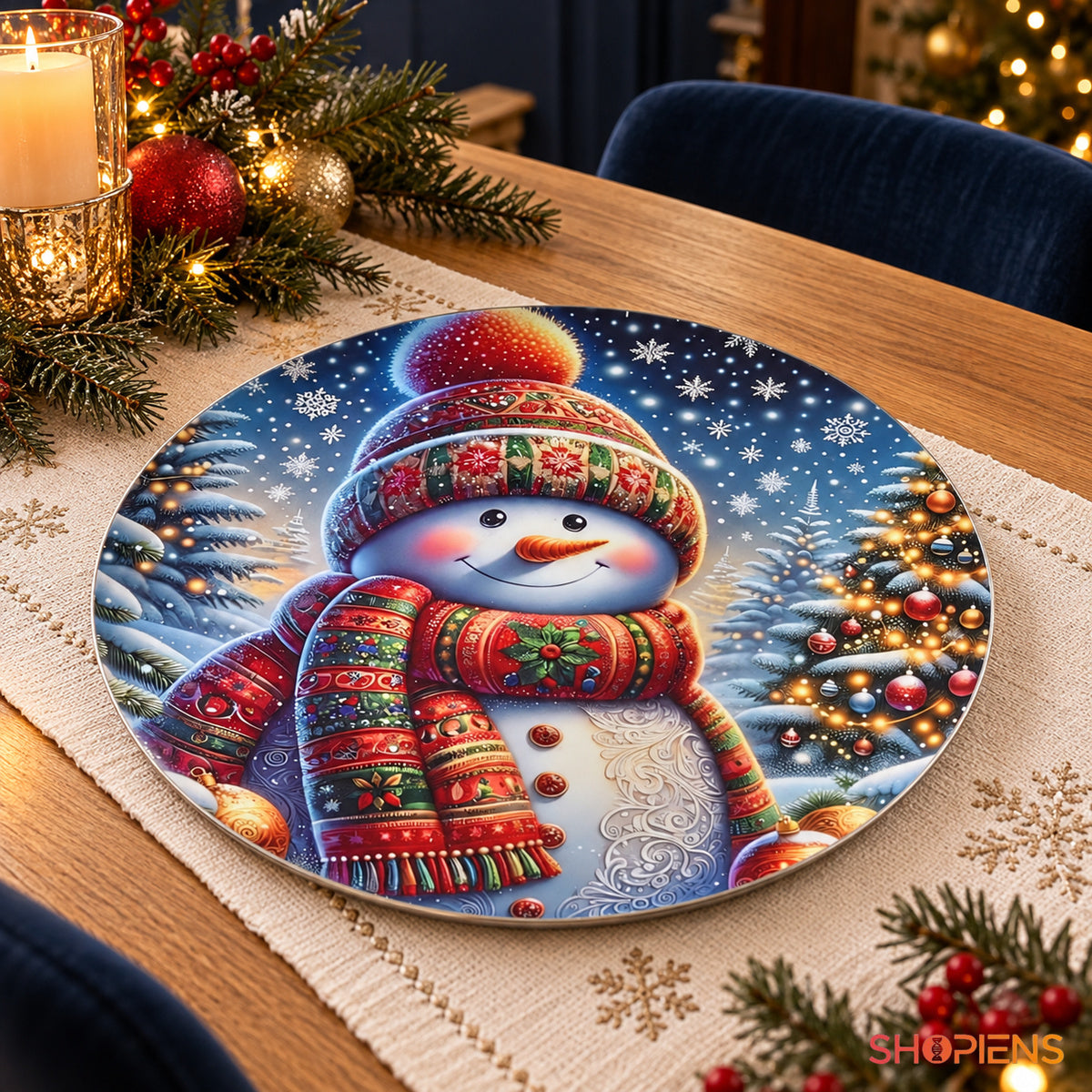 Platou decorativ din plastic cu om de zăpadă și fular, Ø40 cm, pe masa festivă, decor neinclus | Shopiens®
