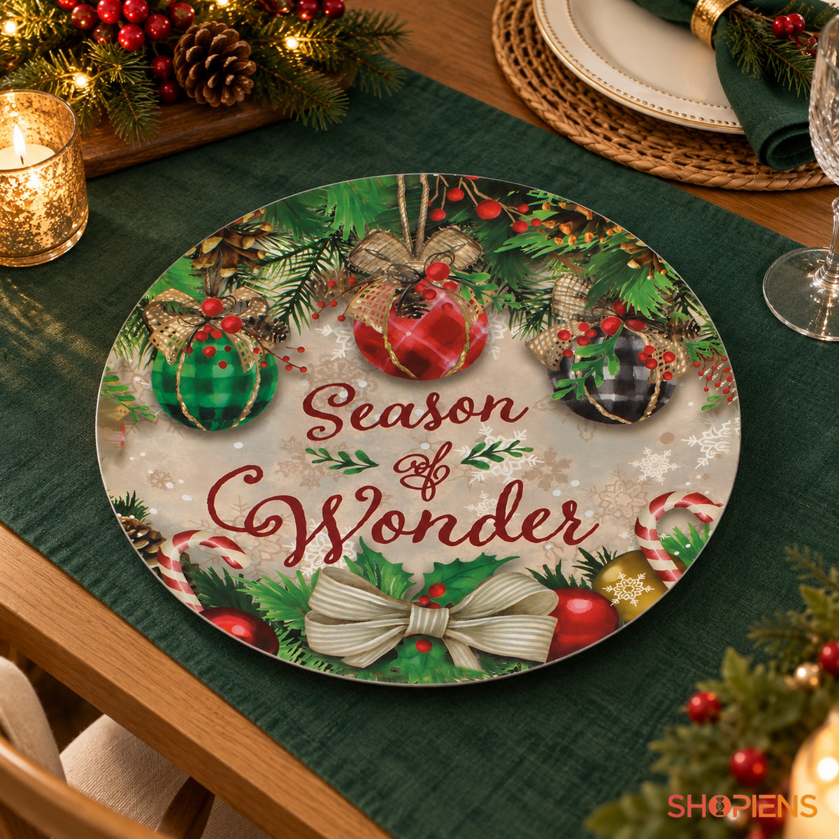 Platou decorativ din plastic cu globuri și fundă, Ø40 cm, pe masa festivă, decor neinclus | Shopiens®