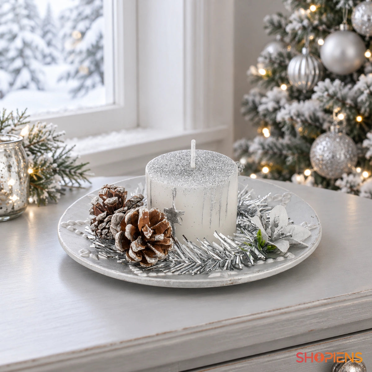 Platou argintiu cu lumânare și conuri, 14 cm – în decor de Crăciun lângă fereastră | Shopiens®