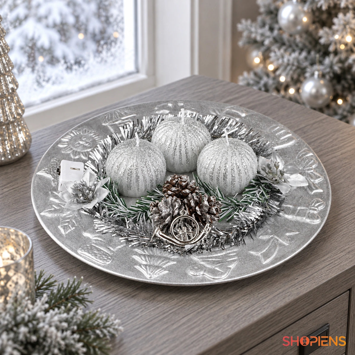 Platou cu trei lumânări argintii și LED-uri, 24 cm – în decor de Crăciun lângă fereastră | Shopiens®