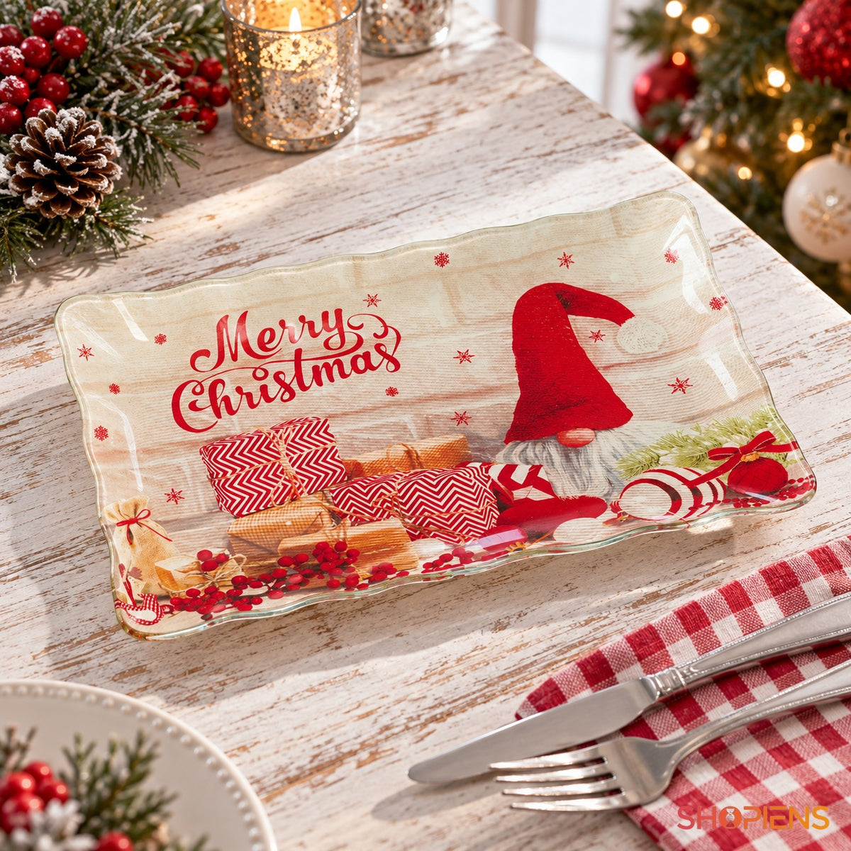 Platou dreptunghiular din sticlă cu gnom și cadouri, 25 × 15 cm, pe masa festivă de Crăciun, decor neinclus | Shopiens®