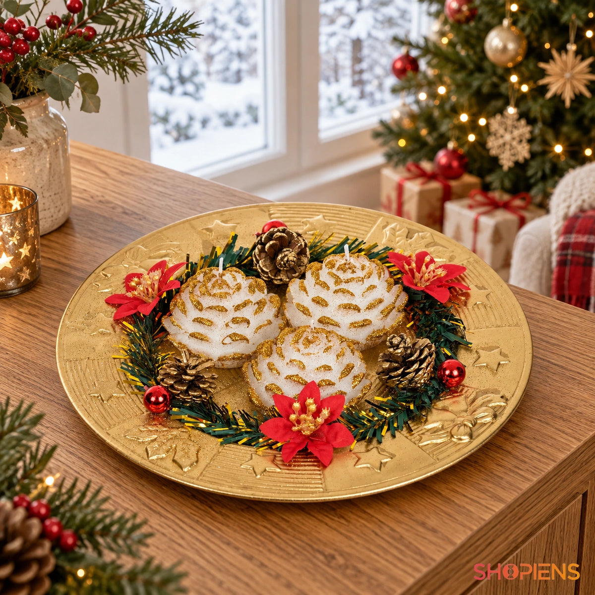 Set pe platou cu trei lumânări aurii și crăciunițe, 24 cm – în decor de Crăciun lângă fereastră | Shopiens®