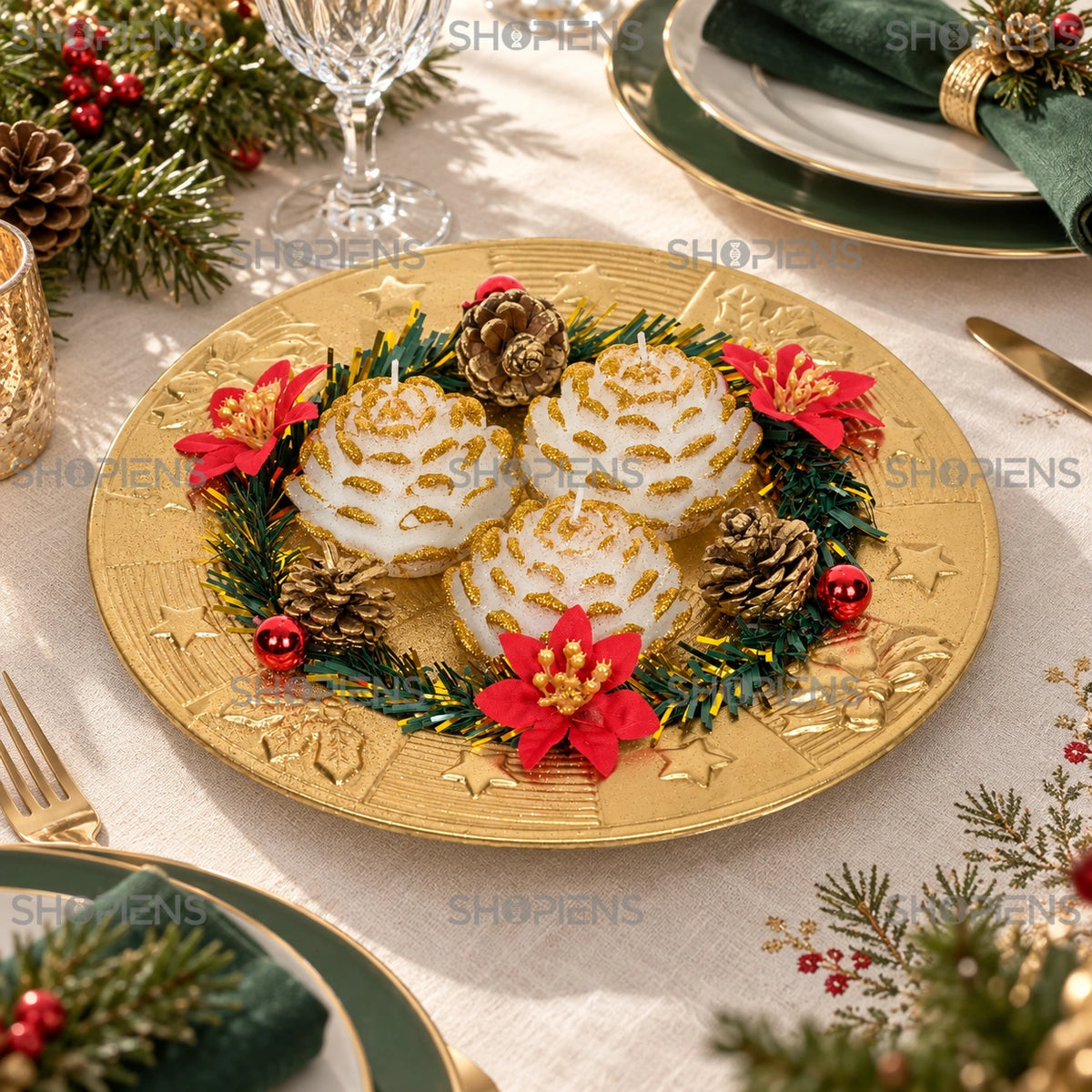 Set pe platou cu trei lumânări aurii și crăciunițe, 24 cm – pe masa festivă | Shopiens®