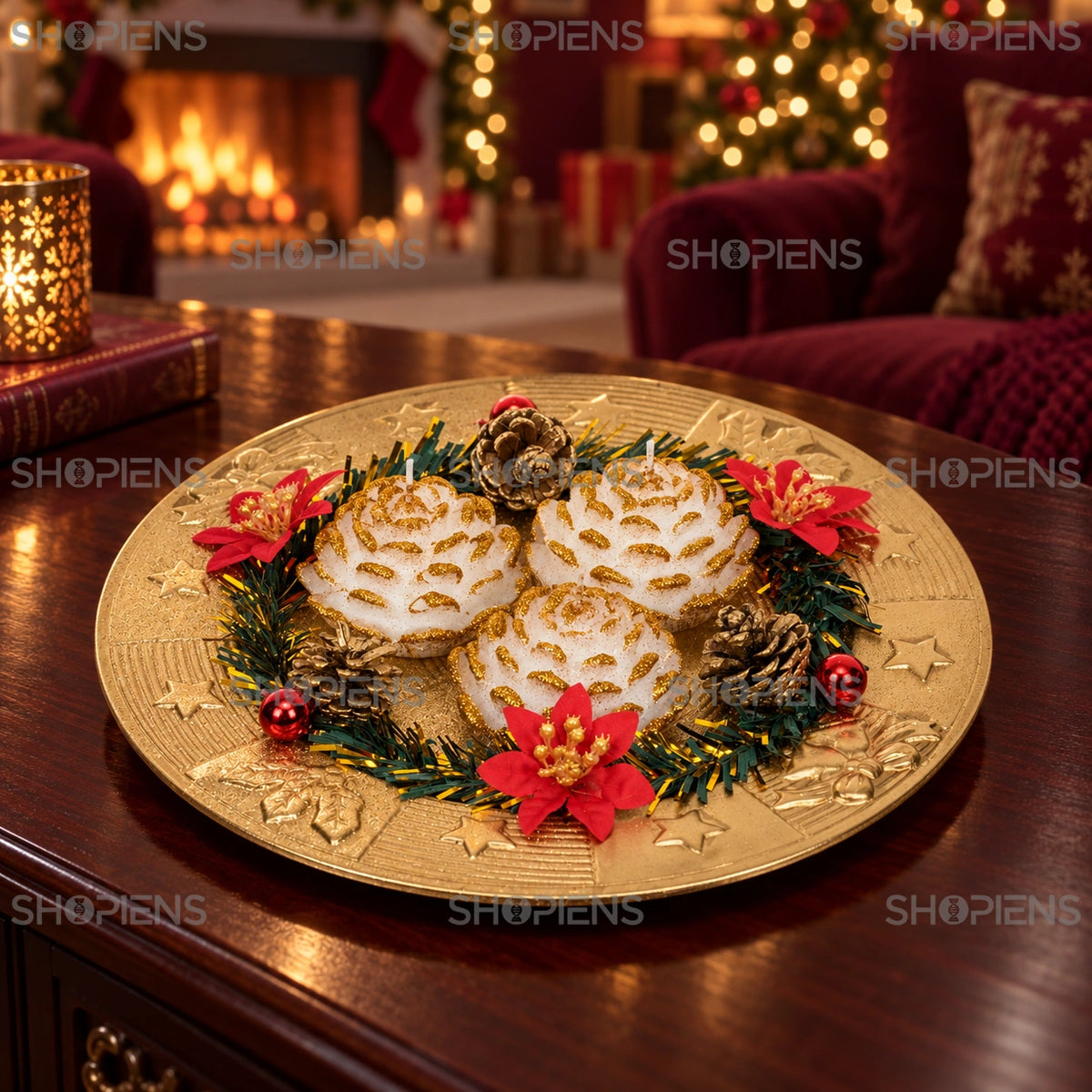Set pe platou cu trei lumânări aurii și crăciunițe, 24 cm – în decor cald de seară | Shopiens®