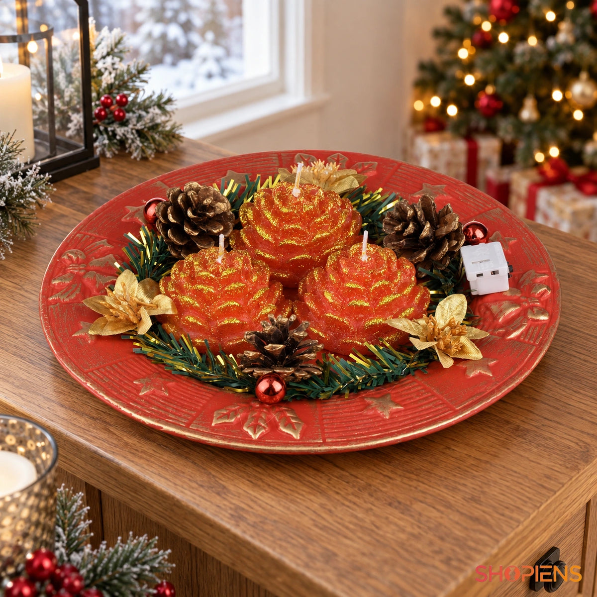 Compoziție pe platou cu trei lumânări roșii, 24 cm – în decor de Crăciun lângă fereastră | Shopiens®