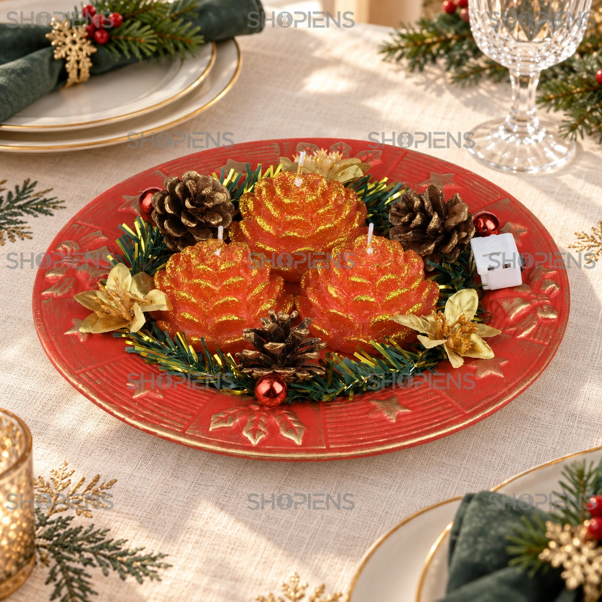 Compoziție pe platou cu trei lumânări roșii, 24 cm – pe masa festivă | Shopiens®