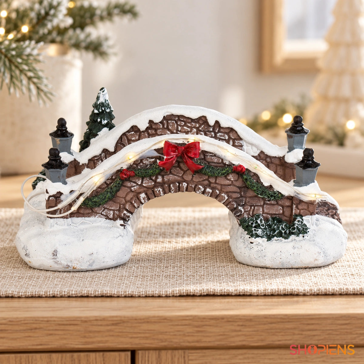 Pod miniatural nins cu brazi și LED, 15 × 7 × 6 cm pe o consolă, într-un decor festiv în lumină naturală | Shopiens®