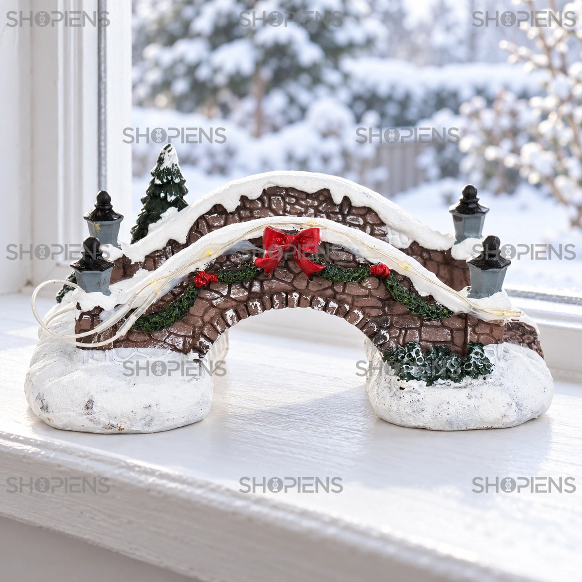 Pod miniatural nins cu brazi și LED, 15 × 7 × 6 cm pe pervazul ferestrei, într-un decor de iarnă | Shopiens®