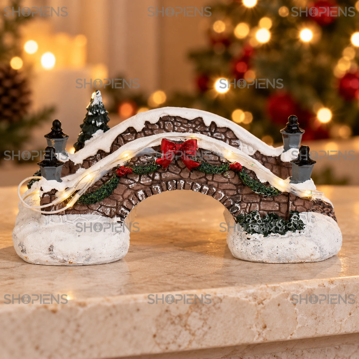 Pod miniatural nins cu brazi și LED, 15 × 7 × 6 cm pe șemineu, într-un decor de seară cu lumini de Crăciun | Shopiens®