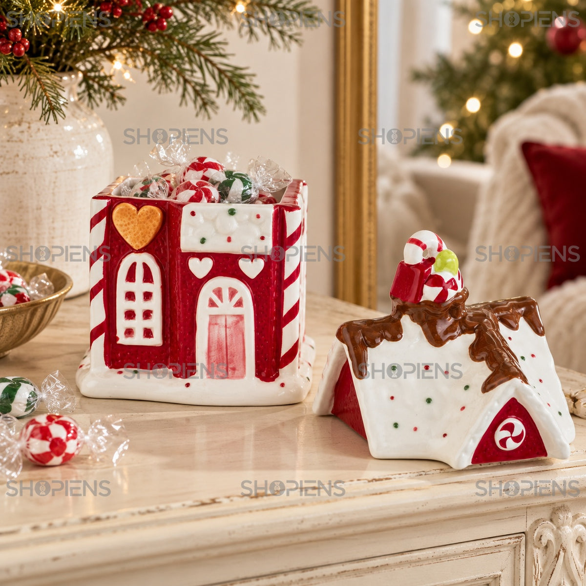 Recipient decorativ căsuță roșie de Crăciun, 28 cm cu capacul deschis și dulciuri în interior