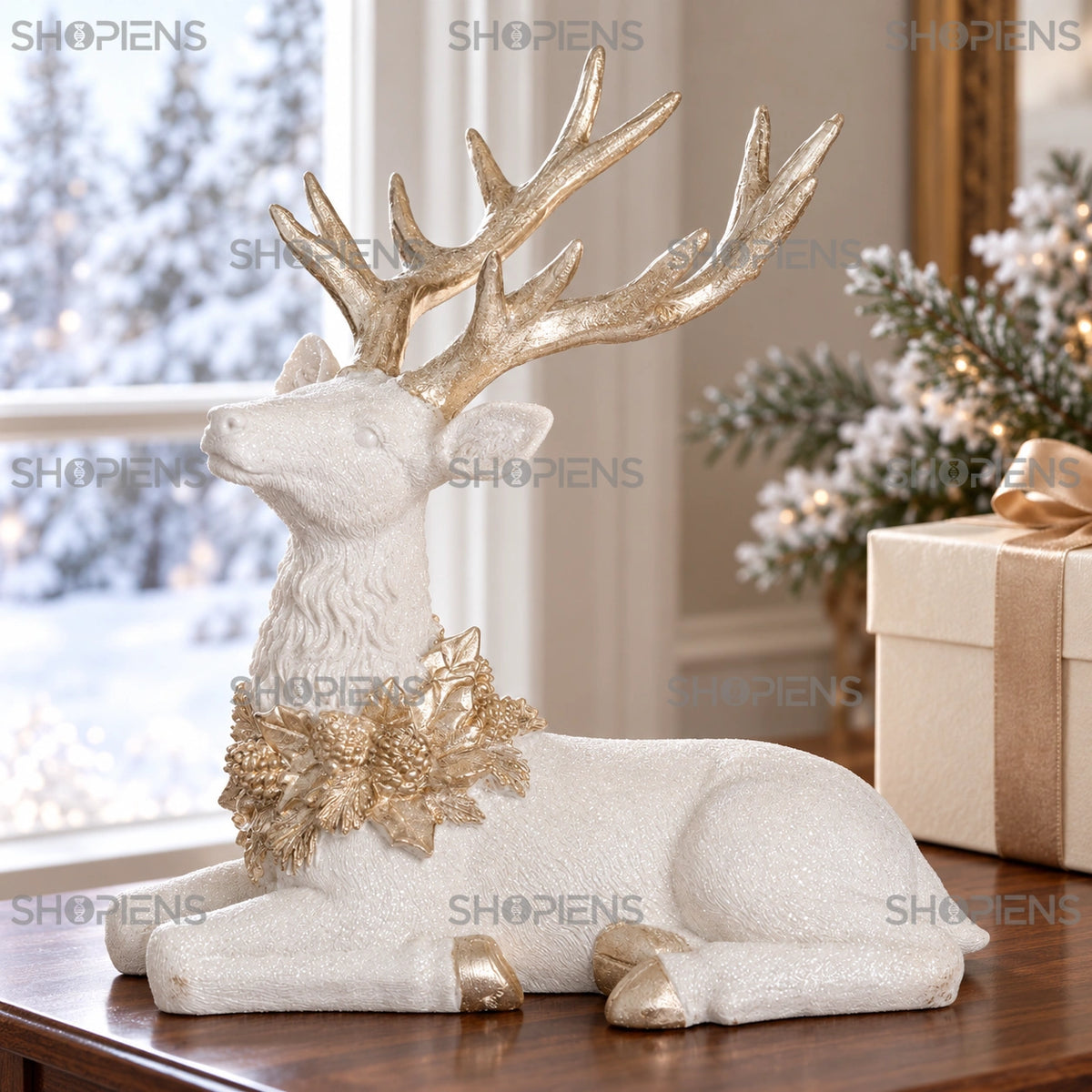 Ren culcat alb cu detalii șampanie, 23 cm pe o consolă lângă fereastră, într-un decor de iarnă | Shopiens®