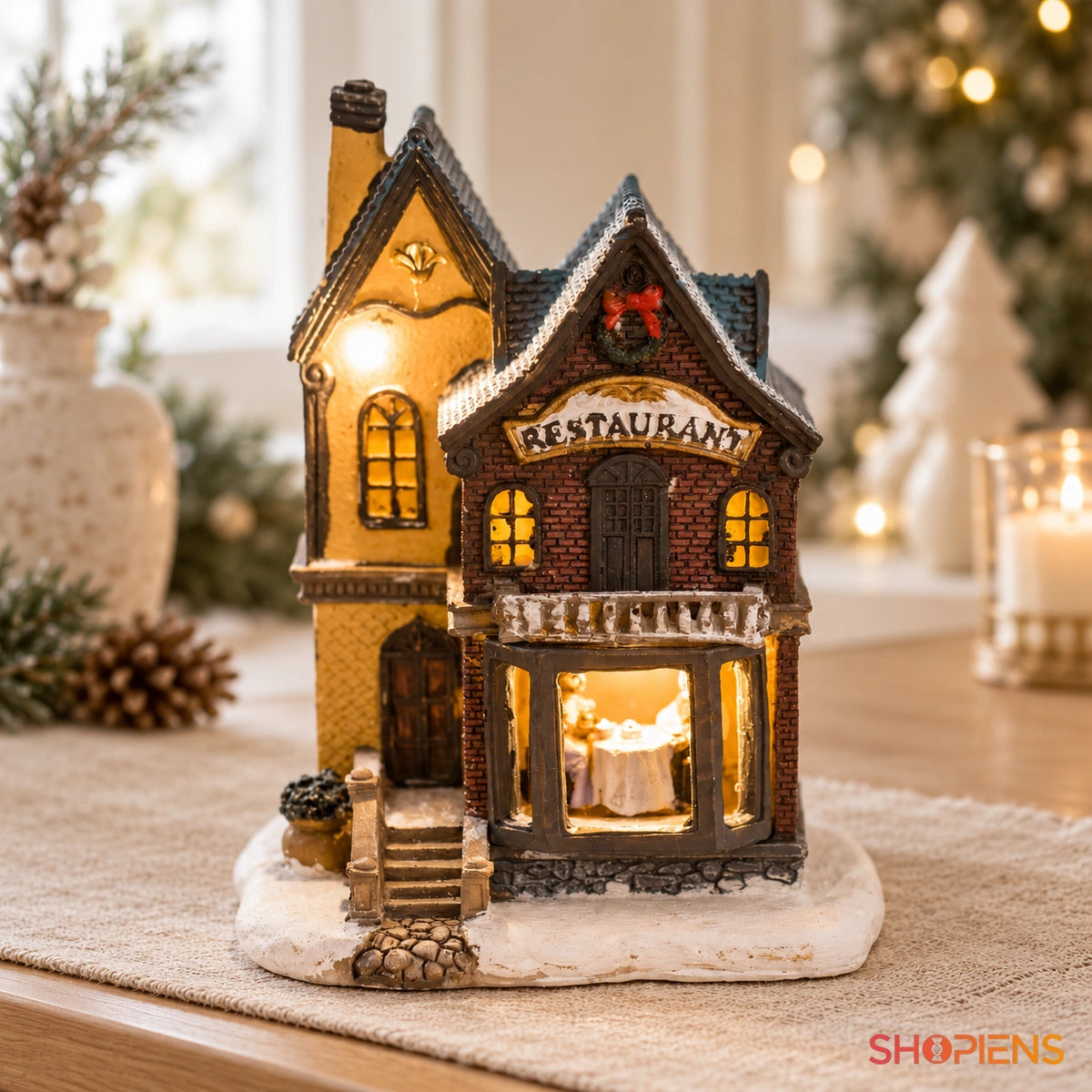 Restaurant miniatural cu masă și lumină LED, 13,5 cm pe o consolă, într-un decor festiv în lumină naturală | Shopiens®
