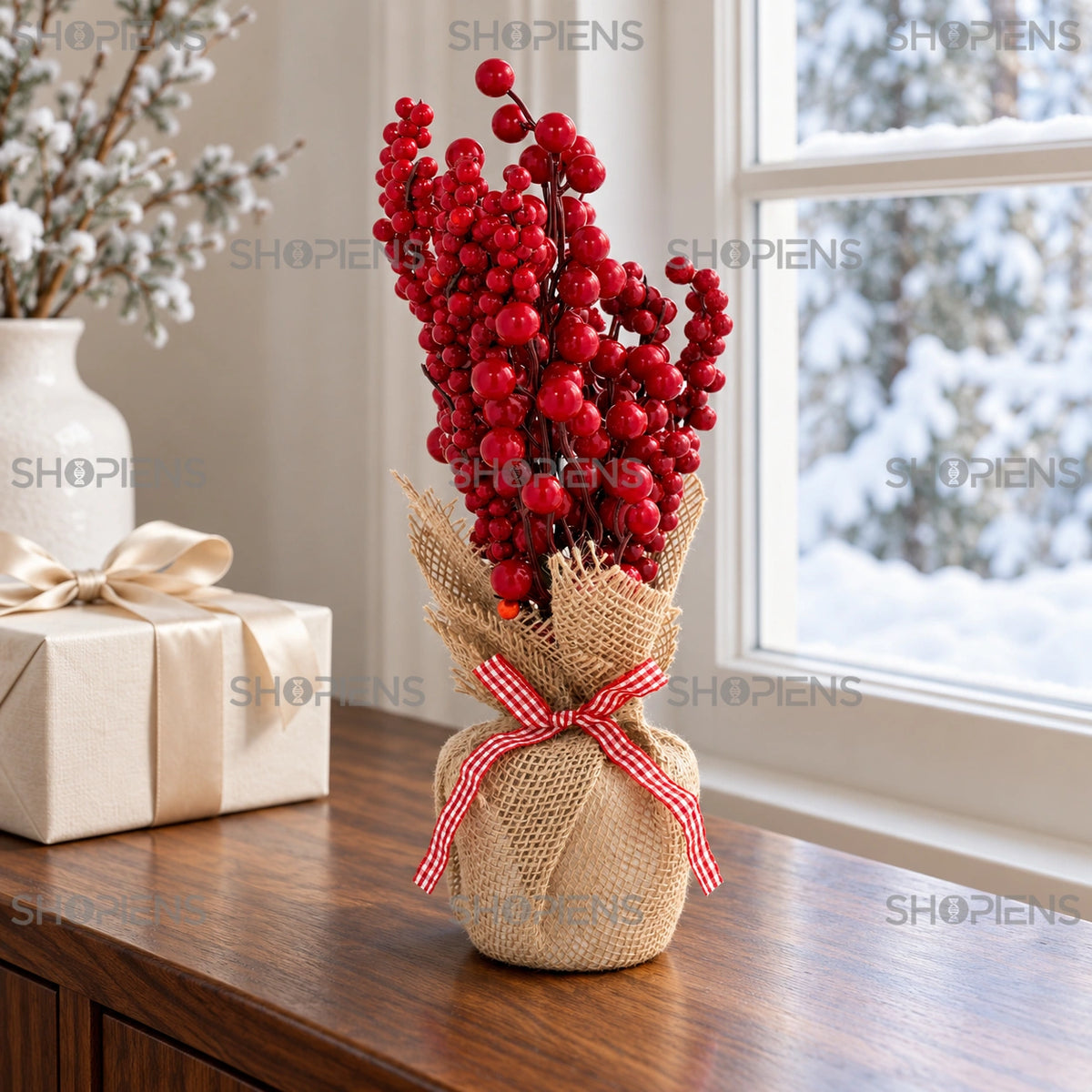 Săculeț din iută cu fructe roșii și fundă în carouri, 33 cm pe o consolă lângă fereastră, într-un decor de iarnă | Shopiens®