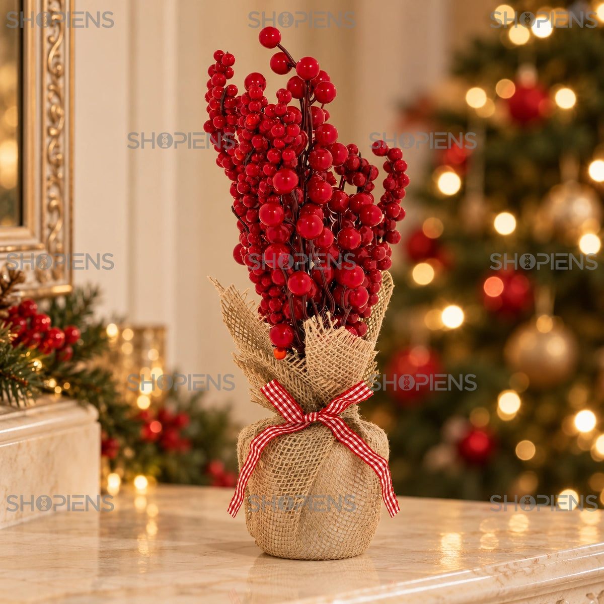 Săculeț din iută cu fructe roșii și fundă în carouri, 33 cm pe șemineu, într-un decor de seară cu lumini de Crăciun | Shopiens®