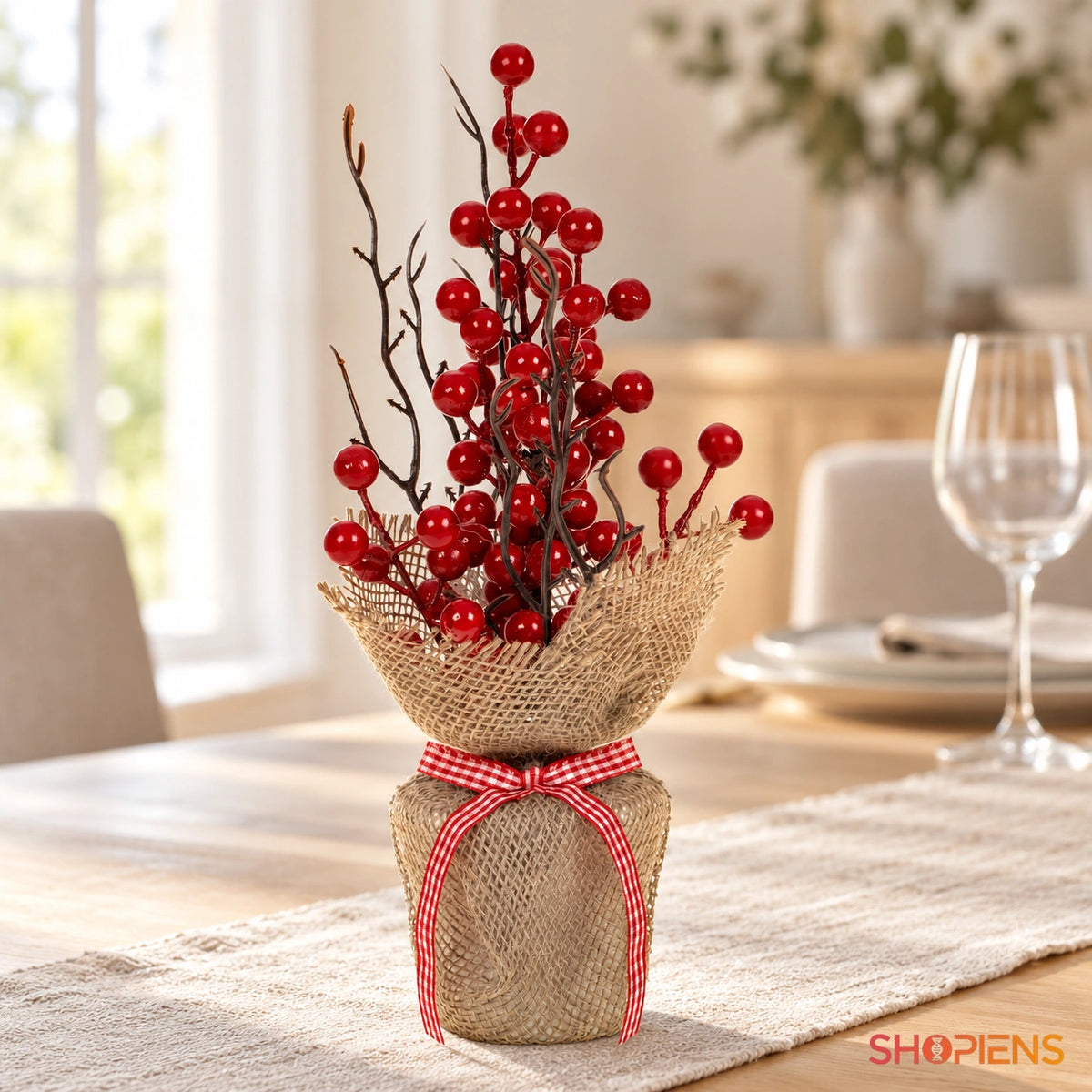 Săculeț cu ramuri și fructe roșii în carouri, 30 cm pe masa festivă, în lumină naturală | Shopiens®