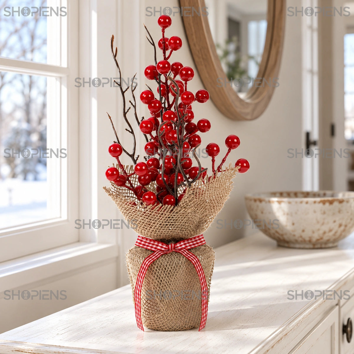 Săculeț cu ramuri și fructe roșii în carouri, 30 cm pe o consolă lângă fereastră, într-un decor de iarnă | Shopiens®