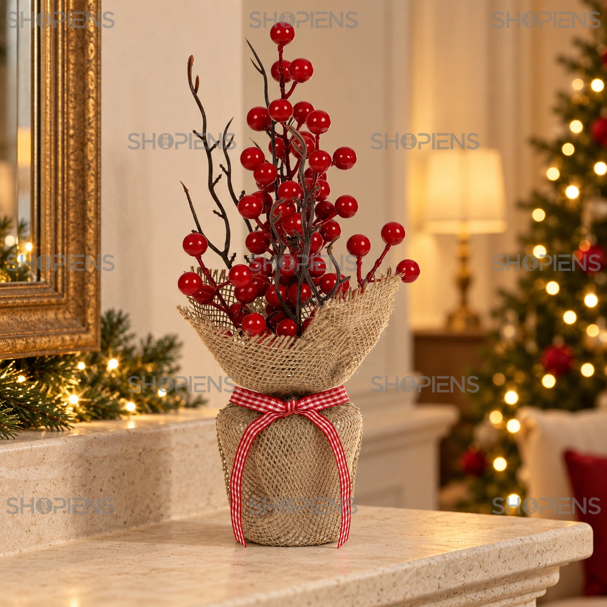 Săculeț cu ramuri și fructe roșii în carouri, 30 cm pe șemineu, într-un decor de seară cu lumini de Crăciun | Shopiens®