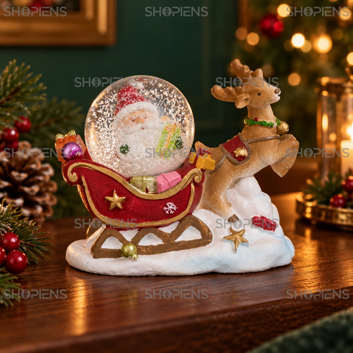 Sanie cu ren și glob cu Moș Crăciun, 10 cm într-un decor festiv de seară | Shopiens®