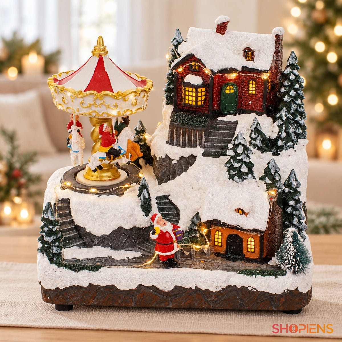 Scenă cu carusel rotativ, căsuță, lumini și muzică, 20 cm pe o consolă din lemn, într-un decor festiv luminos | Shopiens®