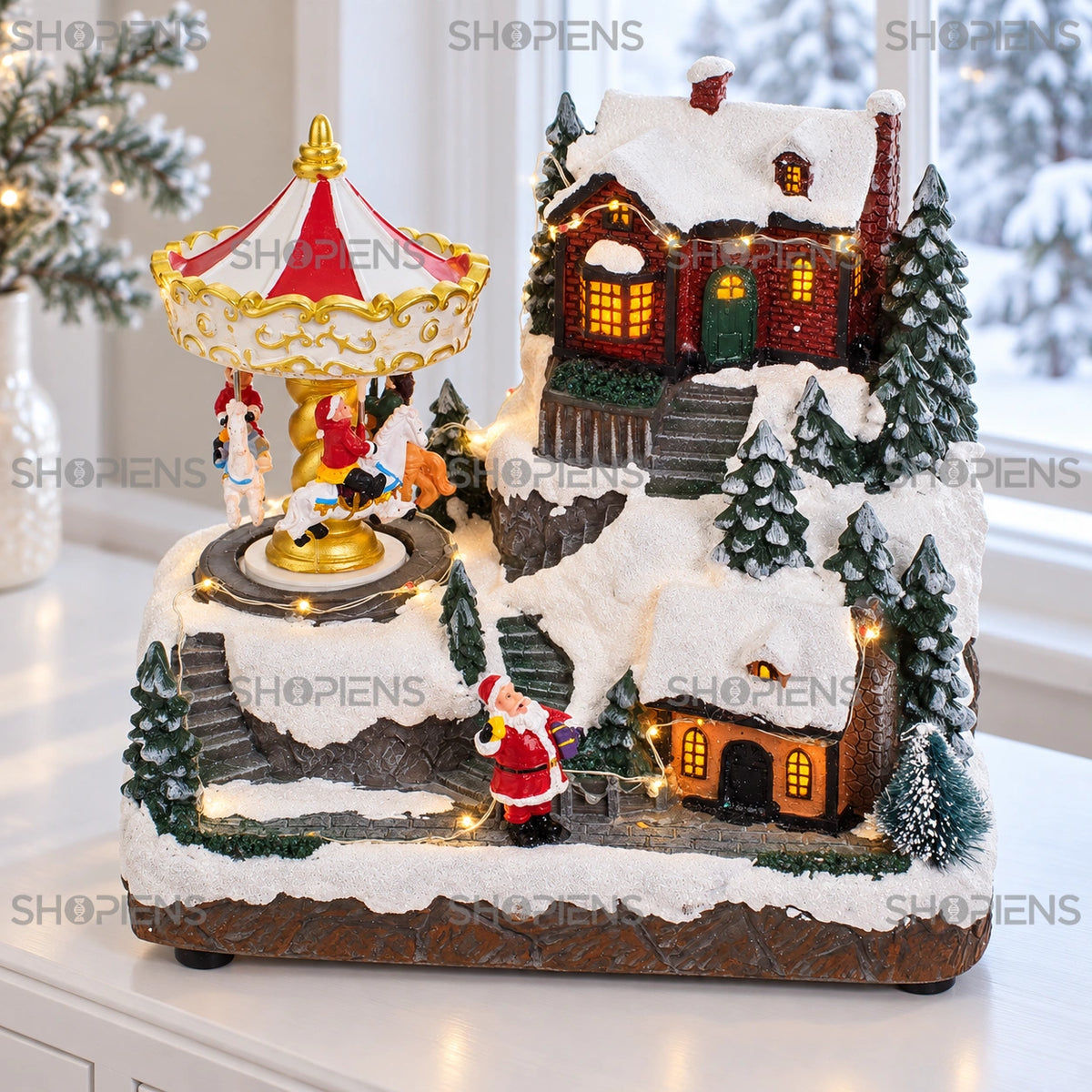 Scenă cu carusel rotativ, căsuță, lumini și muzică, 20 cm pe un bufet alb lângă fereastră, în lumină de iarnă | Shopiens®