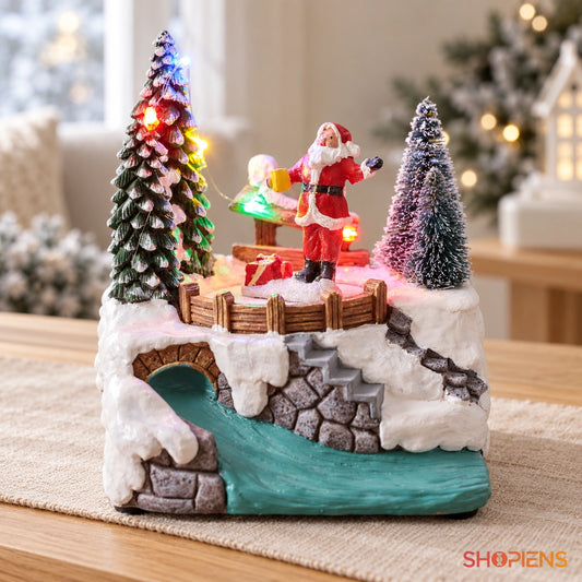 Scenă cu Moș Crăciun rotativ, râu și lumini, 15 cm pe o consolă, într-un decor festiv în lumină naturală | Shopiens®