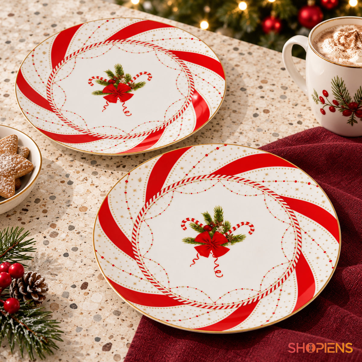 Set 2 farfurii din porțelan cu acadele și fundă, Ø19 cm, pe masa festivă de Crăciun, decor neinclus | Shopiens®