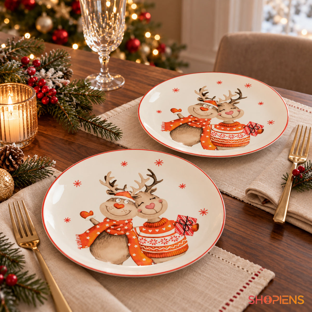 Set 2 farfurii din porțelan ecru cu cerbi, Ø19 cm, pe masa festivă de Crăciun, decor neinclus | Shopiens®