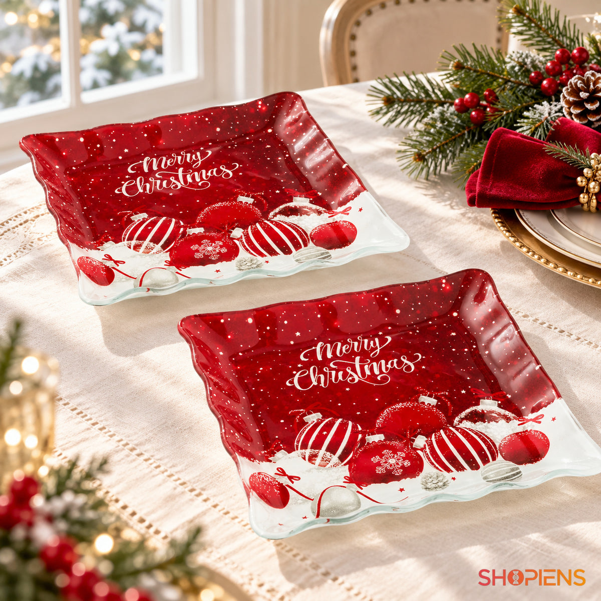 Set 2 farfurii de desert din sticlă cu globuri roșii, 17 × 17 cm, pe masa festivă de Crăciun, decor neinclus | Shopiens®