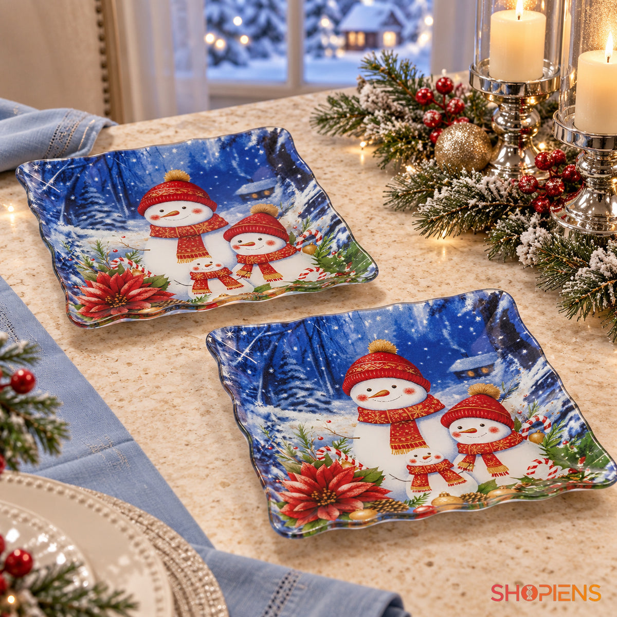 Set 2 farfurii de desert din sticlă cu oameni de zăpadă, 17 × 17 cm, pe masa festivă de Crăciun, decor neinclus | Shopiens®